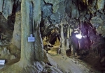 奥に進むほど洞窟は荒々しい姿になっていく。ここは1950年に毎日新聞調査隊が訪れた印。