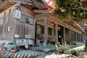 宿泊施設。世界遺産バスやバスツアー客は夕方と早朝の白川郷を見たければ宿泊するしかない