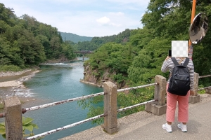 庄川の美しい流れ。観覧用の椅子は休憩に長時間占有される。座れるのはかなりレア。