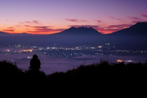 前で写真を撮るカメラマンを撮影