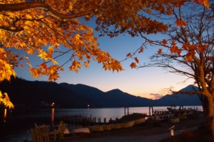 中禅寺湖の秋の夕暮れ