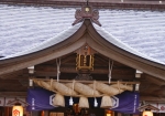 八重垣神社拝殿。若い女性客が多い