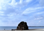 稲佐の浜の象徴「弁天島」。豊玉毘古命（とよたまひこのみこと）が祀られています。