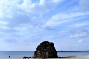 稲佐の浜の象徴「弁天島」。豊玉毘古命（とよたまひこのみこと）が祀られています。