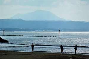 遠く三瓶山を望む美しい海と砂浜。出雲神話では、三瓶山は「国引き」の杭とされています