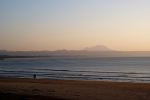 夕暮れが迫る頃、稲佐の浜で夕陽を愛でる観光客が集まり始めます