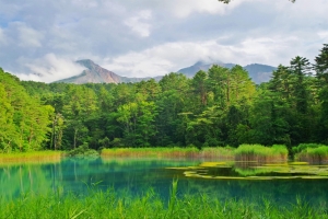 磐梯山をバックに眺望を楽しめる「瑠璃沼」。