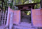 4/23 緩やかな坂道の途中に佇む小さな竹垣の門≪小有洞の門≫を、くぐります・・・!!!