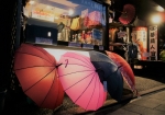 傘もライトアップされ、蔵造り通りを演出します