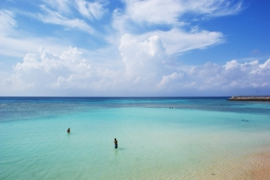 果てしなく青い海が美しいニシビーチ