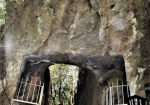 通天閣と呼ばれる石の洞門。他に千五百羅漢など、山頂までには見所満載の名所があります