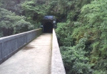 滝へ続くトンネル