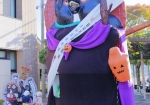 11/2 『信楽駅』の前広場に。・。大きなタヌキがハロウィンの仮装で立ち尽くしていました・・・!!!