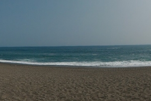 弓状に広がる美しい砂浜。白波は予想以上に荒い。