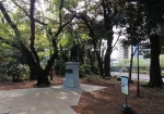 旧渋沢庭園。渋沢栄一像