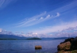 真っ青な屈斜路湖と青空にすじ雲