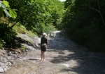 青空と緑に囲まれたカムイワッカ湯の滝を歩く（水温30度位か？）