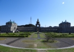 バロック庭園奥からのツヴィンガ−宮殿