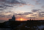 納沙布岬灯台と初日の出。満場の観光客