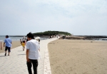 横にはビーチ、向こうに青島。