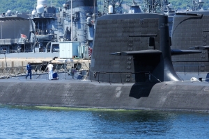 巨大な潜水艦の艦橋（隊員と比べるとその大きさが分かります）