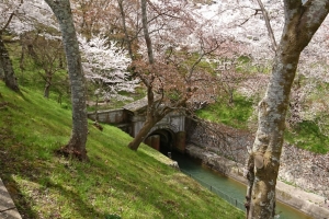 京都まで繋がってるトンネル水路