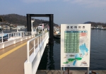 沖島港の桟橋と、定期船の時刻表