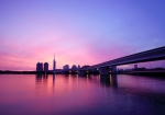 朝日に染まる福岡タワーを対岸から撮影