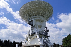 VERA20ｍ電波望遠鏡　普段は上を向いて停止していることが多い。