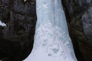 昼間の山彦の滝氷柱（人と大きさを比べて下さい）