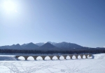 糠平湖東岸からのタウシュベツ川橋梁。１１連アーチ