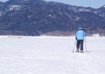 大雪原の様な糠平湖氷上を歩く。（左手側：タウシュベツ川橋梁）