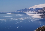 知床岬と知床岳付近の流氷模様（望遠撮影）