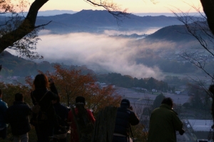 凛とした朝の那珂川から朝靄が発生。