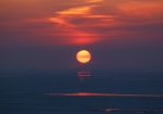 流氷のオホーツク海に沈みゆく夕陽