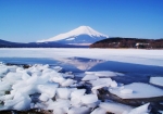 結氷した山中湖と富士山