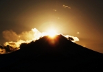 富士山頂に夕陽が重なる、感動のダイヤモンド富士