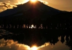 奇跡の瞬間。湖面にも写るダブルダイヤモンド富士