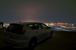 広角レンズで撮ったら車と広がる夜景が撮れました。