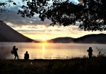 中禅寺湖の対岸から朝日が昇りました。朝ならではの絶景にはしゃぐ観光客。