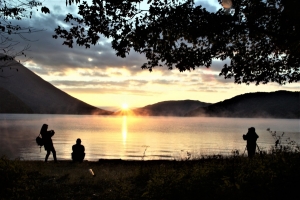 中禅寺湖の対岸から朝日が昇りました。朝ならではの絶景にはしゃぐ観光客。