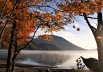 カエデの紅葉と美しい湖水をバックに、雄大な日光男体山が聳えます。