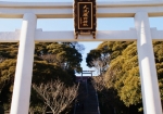 高さ１５ｍの二の鳥居。階段を上れば大洗磯前神社です