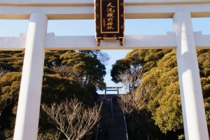 高さ１５ｍの二の鳥居。階段を上れば大洗磯前神社です