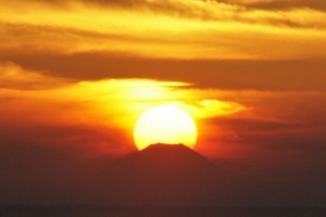 富士山頂に夕陽が重なる「ダイヤモンド富士」