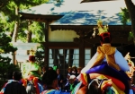 鮮やかな着物を纏った稚児が麻生八坂神社に戻ると、本祭が始まります