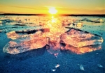 氷の上のジュエリーアイス。夕陽がジュエリーアイスを、より美しく輝かせる感じがします