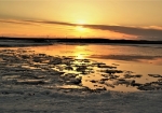 十勝川を介して沈む夕陽。この十勝川から流出する氷が、ジュエリーアイスの元になります