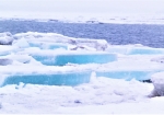 青白く輝く畳大のジュエリーアイス。実際の氷は透明ですが、青白く見える不思議な現象です。