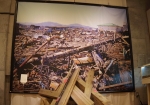瓦礫とともに展示されている大きな写真パネル